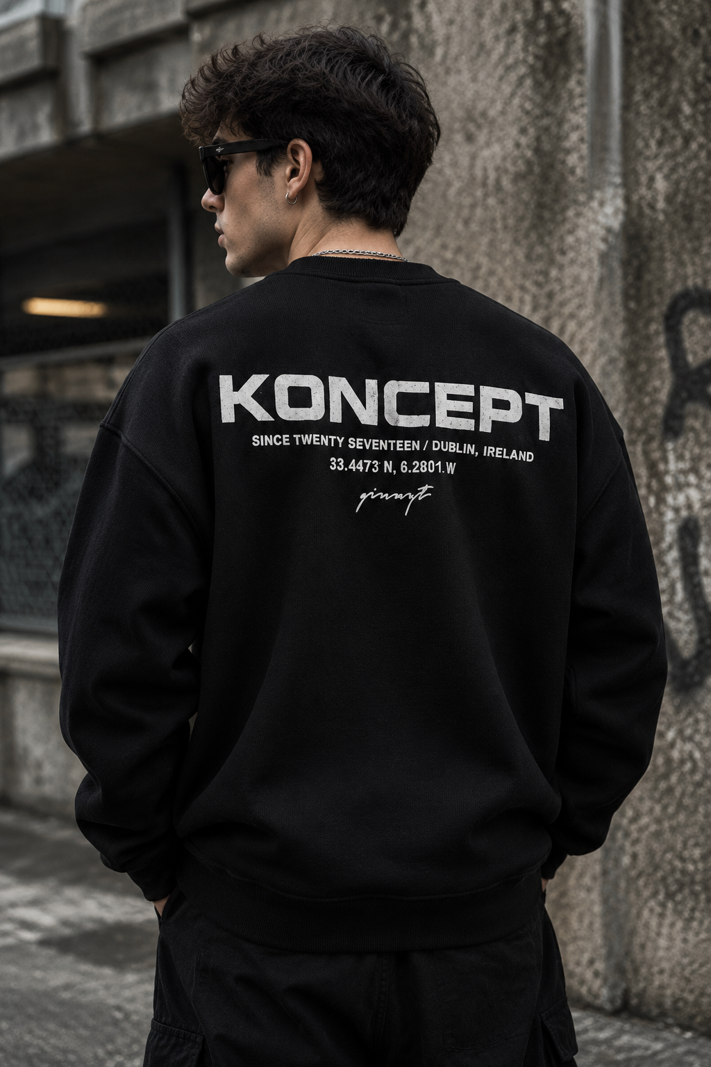 دورس یقه گرد مشکی با چاپ پشت طرح KONCEPT رنگ مشکی | Minimalist Crewneck
