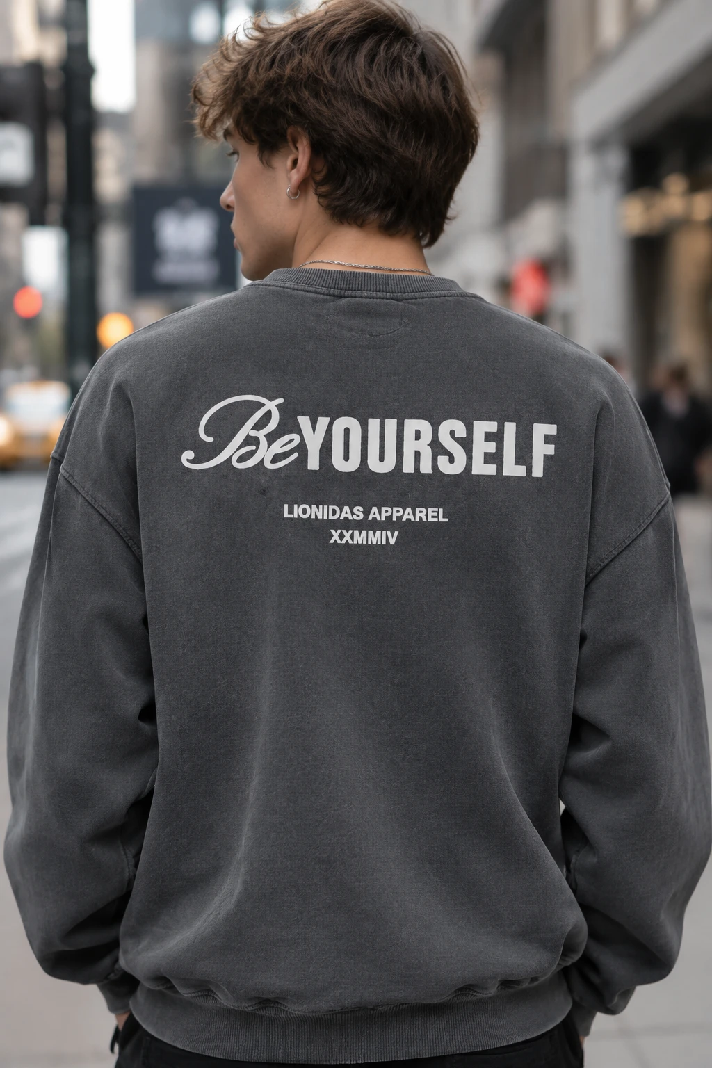 دورس مردانه یقه گرد سه نخ خاکستری دودی طرح تایپوگرافی پشت چاپ LIONIDAS | Urban Crewneck
