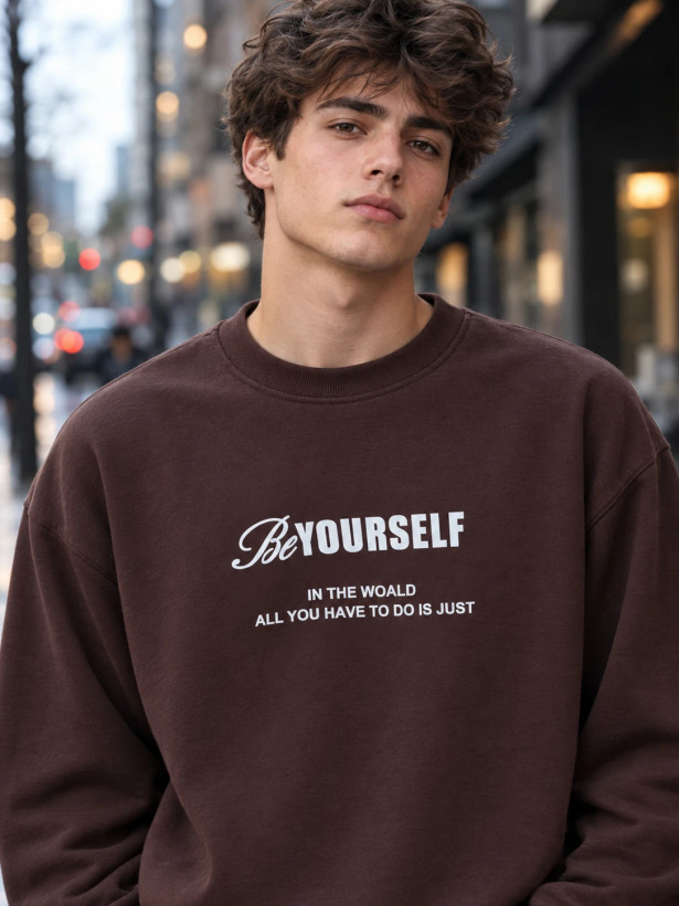 دورس مردانه یقه گرد سه نخ قهوه ای موکا طرح تایپوگرافی پشت چاپ LIONIDAS | Urban Crewneck